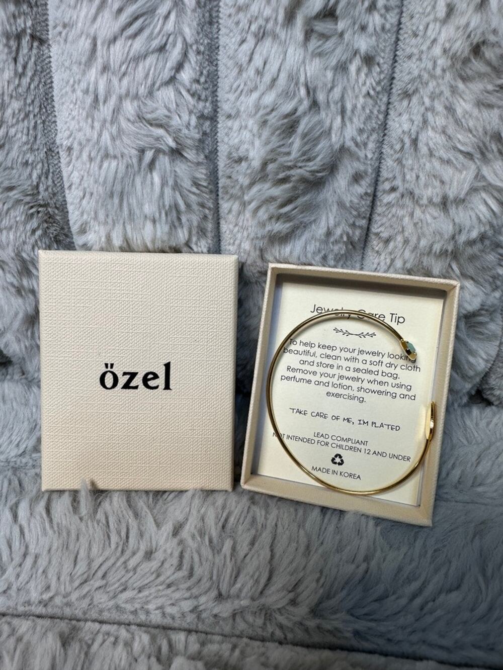 Ozel Womens 18K Gold Plated Open Cuff Bracelet Green Crystal Textured Bangle